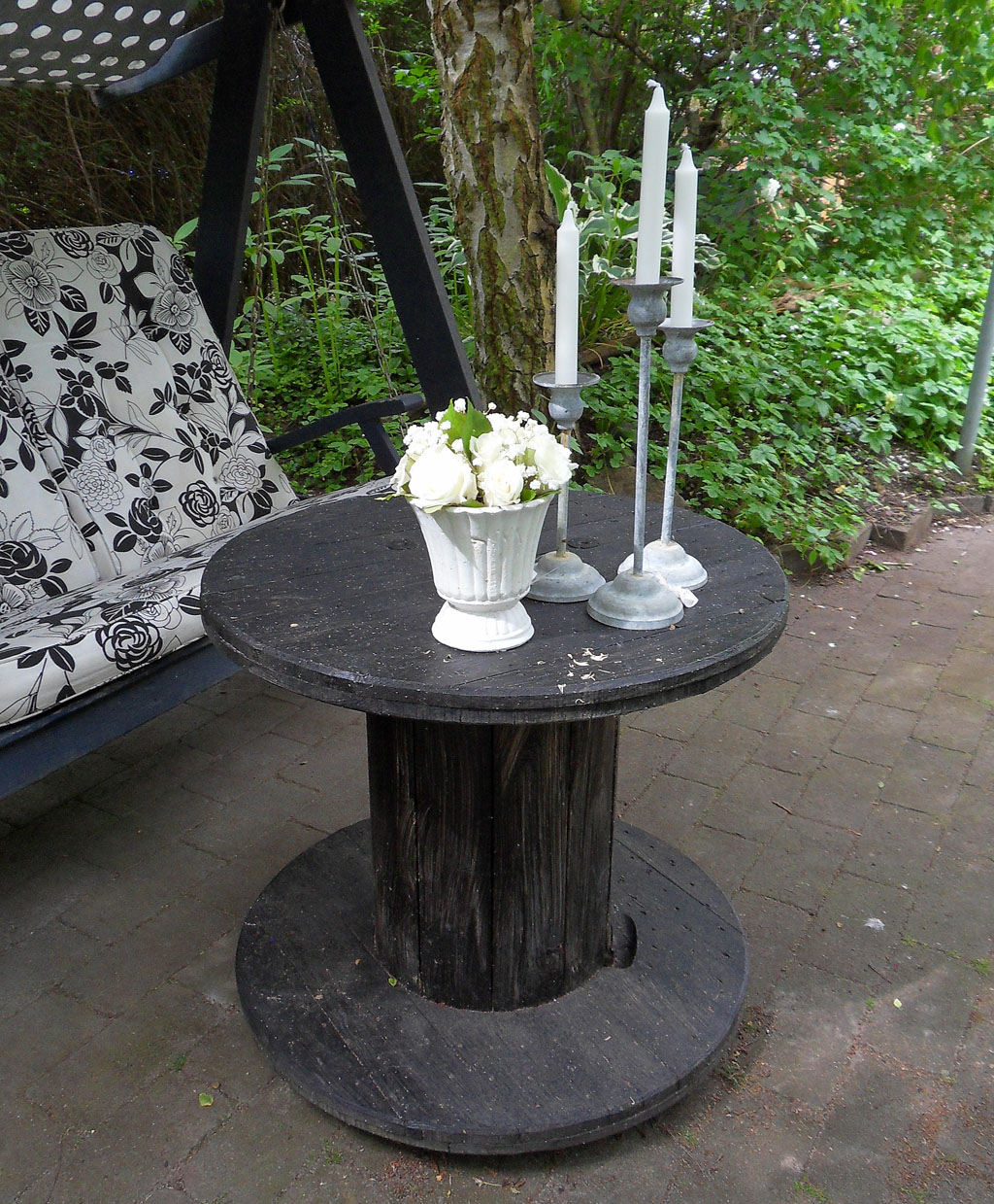 i Trädgården - bord av kabeltrumma, möbler, uteplats