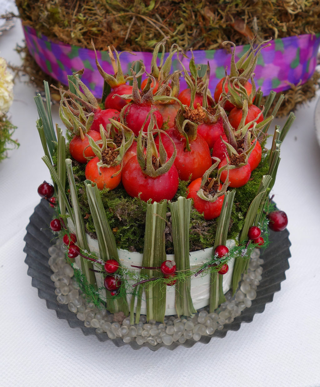 i Trädgården - grön tårta med nypon, dekoration, inspiration