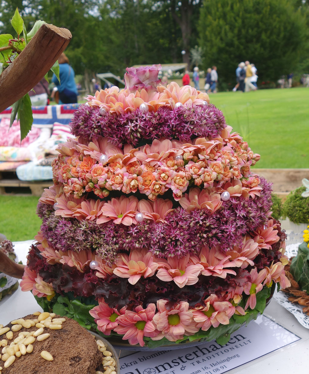 i Trädgården - blommande tårta i rosa, dekoration, inspiration, krysantemum, allium, höstglöd
